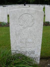 Etaples Military Cemetery - McDougall, Robert